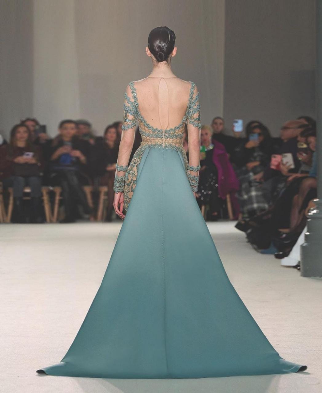La moda en vestidos spring de Elie Saab con bordados y trasparencias que  enamoran - Perfiles
