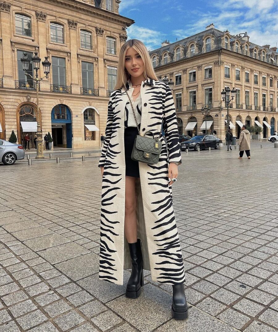 La influencer Priscila Escoto, muestra tendencia en abrigos para este