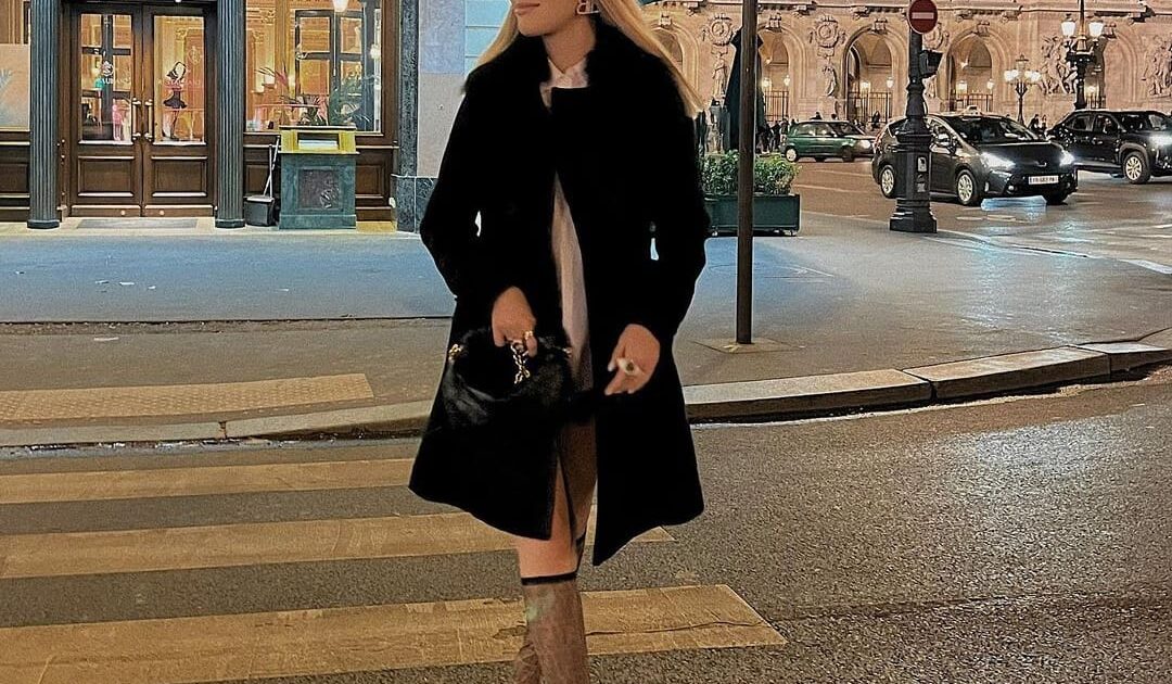 La influencer Priscila Escoto, muestra tendencia en abrigos para este