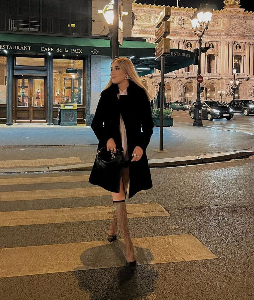 La influencer Priscila Escoto, muestra tendencia en abrigos para este