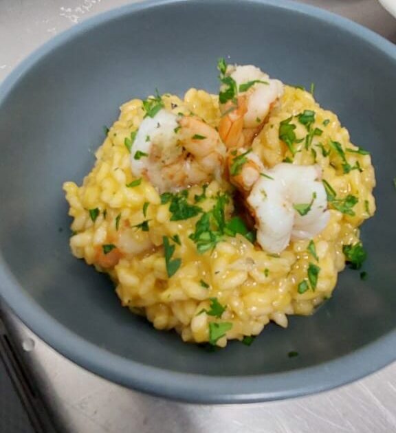 Delicioso risotto con camarón y albahaca Perfiles
